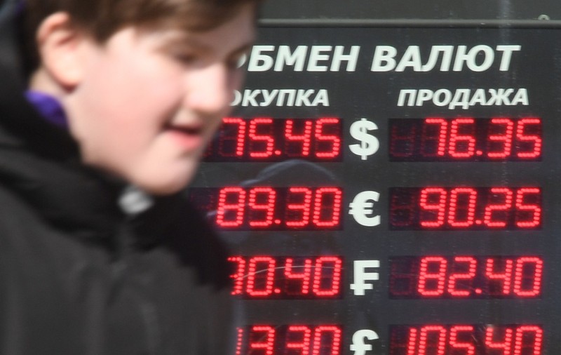Un tânăr din Rusia s-a trezit cu 1 milion de euro în cont. Pe ce a cheltuit banii