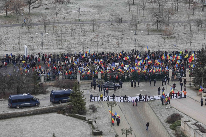 Oamenii s-au adunat în apropiere de Palatul Parlamentului | Foto: Inquam Photos / Octav Ganea