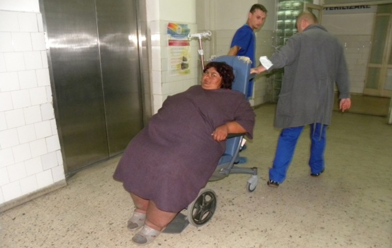 Bătaie pe copil în familia celei mai grase mame din România