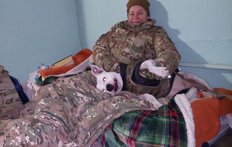 Povestea Tetianei, cel mai vârstnic membru al batalionului Azov: „«Tu, babușco, de ce ai venit la război?», m-au întrebat după ce m-au luat prizonieră. Greșit, războiul a venit la mine”