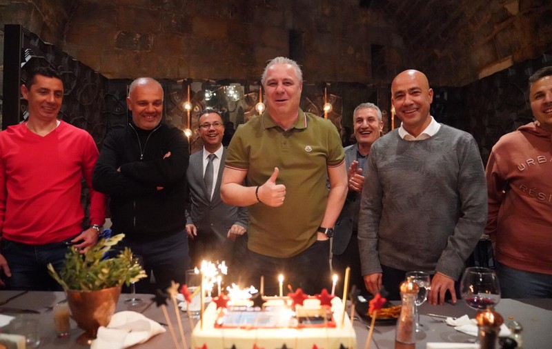 Marius Șumudică, chef de zile mari la Gaziantep, de ziua lui. Turcii i-au făcut cadou o carpetă cu chipul său!
