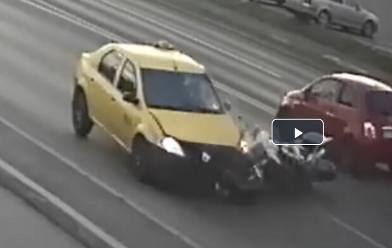 Şoferiţa care a intrat intenţionat cu maşina într-un polițist pe motocicletă, arestată. Trecuse de două ori pe roșu, înainte de accident