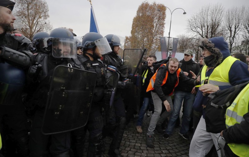 FOTO & LIVE VIDEO | Ciocniri violente la Paris între protestatarii „Vestele Galbene” și jandarmi. Forțele de ordine au folosit gaze lacrimogene, manifestanții au dat foc baricadelor