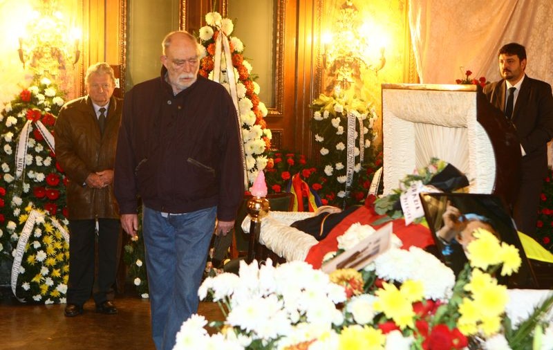 Mii de oameni l-au plâns pe Adrian Păunescu, la Uniunea Scriitorilor