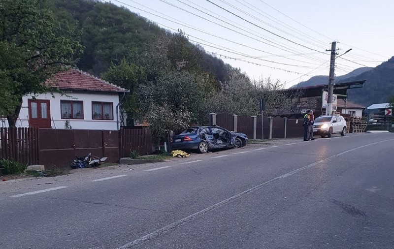 Șoferul care a provocat accidentul mortal de la Nehoiașu e polițist și are 24 de ani. A fost reținut pentru 24 de ore
