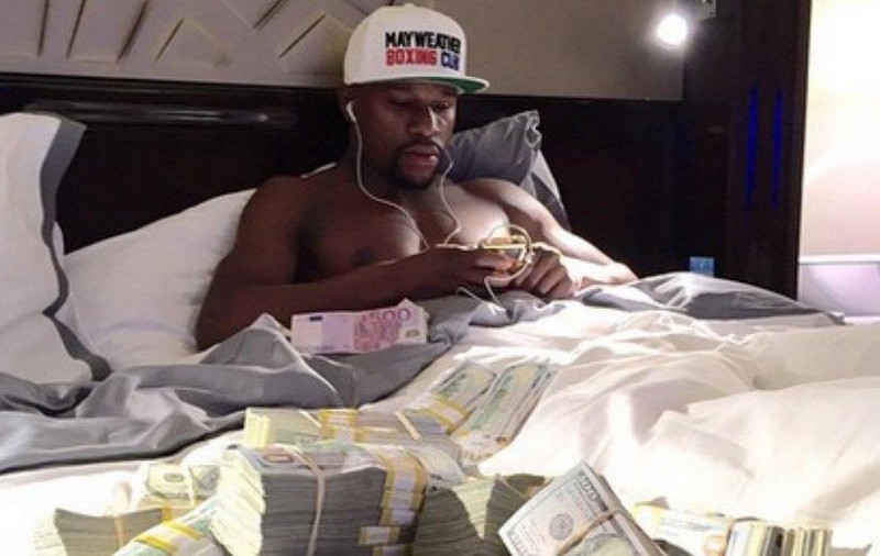 Cât a câștigat Mayweather în 24 de minute. Tatăl său, eliberat pe cauțiune din pușcărie