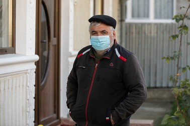 Petrică Lupaşc e în izolare la casa lui din Stejaru