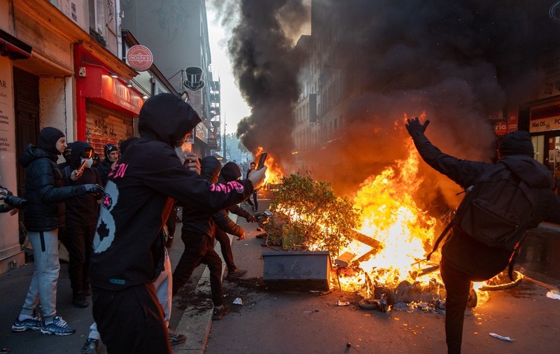 Tineri manifestanți se filmează în timp ce provoacă incendii în Paris Sursa foto: Profimedia