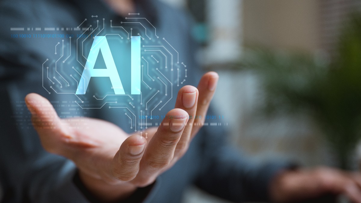 Mână care susține o proiecție digitală a textului "AI" (Inteligență Artificială)