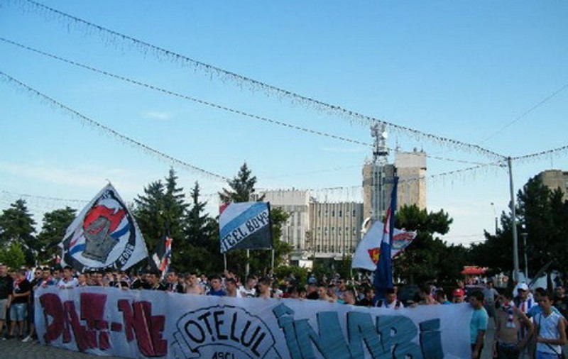 100 de suporteri ai Oţelului au protestat faţă de situaţia echipei: "Stan-Borş-Adamescu. Groparii Oţelului"