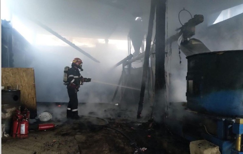 Incendiu de proporții la o fabrică de brichete și peleți din Comarnic