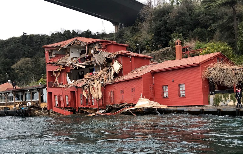 VIDEO| Un cargobot gigantic a intrat într-o vilă în strâmtoarea Bosfor din Istanbul
