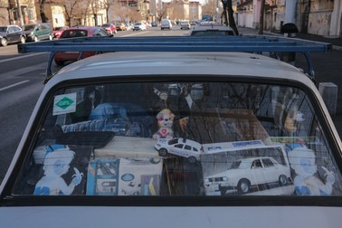 Muzeul din lunetă: fotografii din tinerețea mașinii, jucării de pluș și o mașină de poliție. „Să se sperie dușmanii”, explică nea Iulică