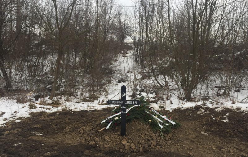 Situaţie absurdă într-un sat din Dolj. Femeie îngropată în mijlocul câmpului, după ce preotul a refuzat să o înmormânteze în cimitir
