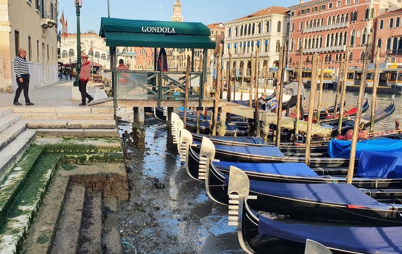 Veneția, în noroi, după ce faimoasele canale au secat din cauza mareei joase