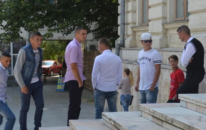 Mărturia CUTREMURĂTOARE a fetei violate de 7 tineri, pe un câmp din Vaslui: "M-au obligat să fac sex până mi-am pierdut cunoştinţa"