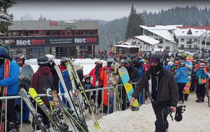E din nou aglomerație în stațiunile montane. Turiștii au format cozi uriașe la telegondolă