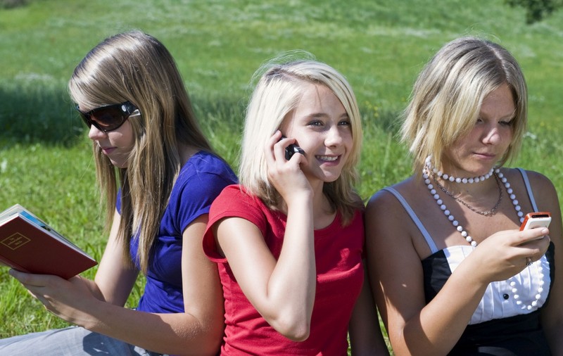 În România, familiile dau, lunar, în medie 4.05 de lei pe educație și 90,71 de lei pe telefonia mobilă