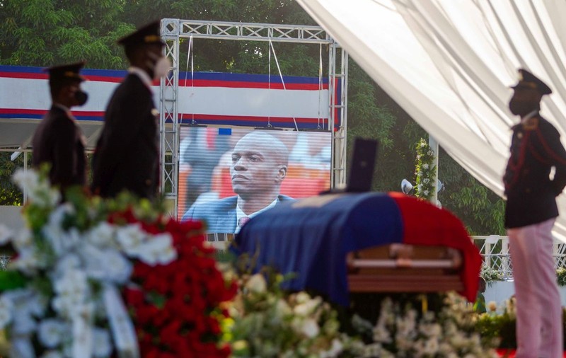 Focuri de armă și gaze lacrimogene la funeraliile președintelui haitian asasinat, Jovenel Moise