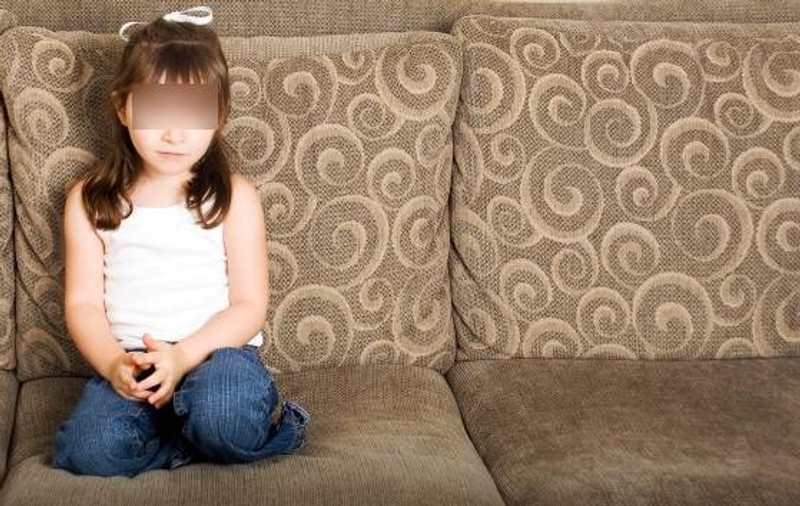 Fetiță de patru ani, agresată de mama care inițial o abandonase