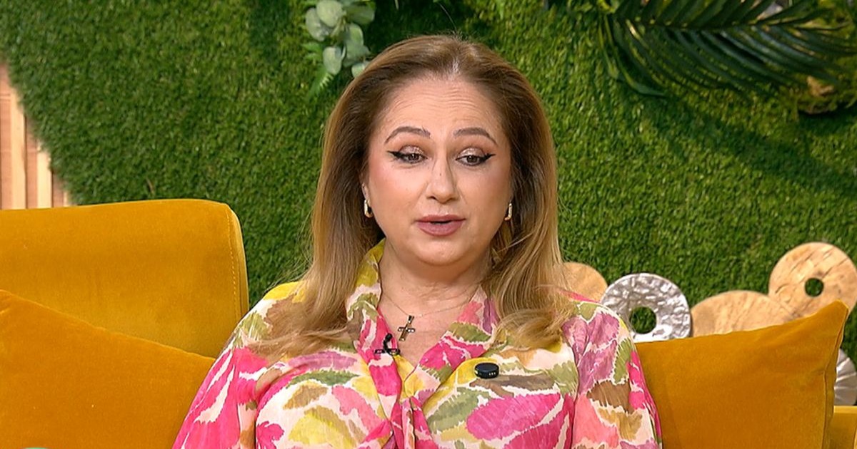 Astrologul Cristina Demetrescu, îmbrăcată cu o bluză înflorată, stă pe o canapea portocalie, în studioul unei emisiuni TV, București, 9 martie 2026