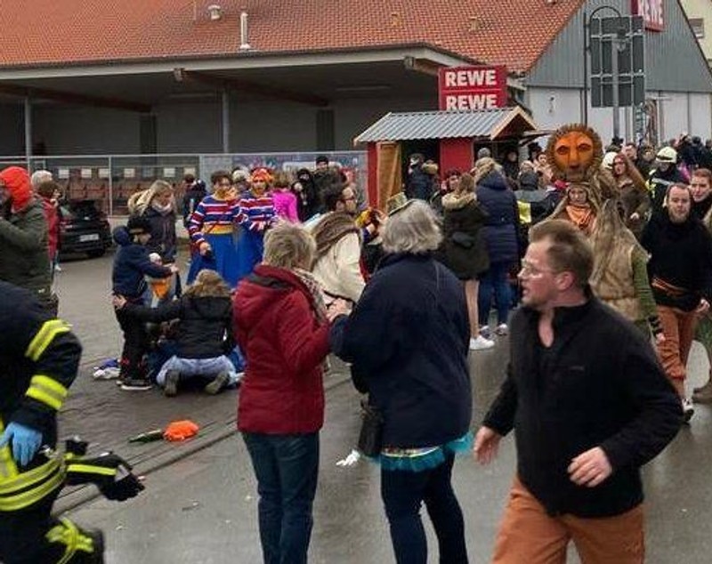 O mașină a intrat în mulțime, la un carnaval din Germania. Martorii spun că șoferul a accelerat intenționat