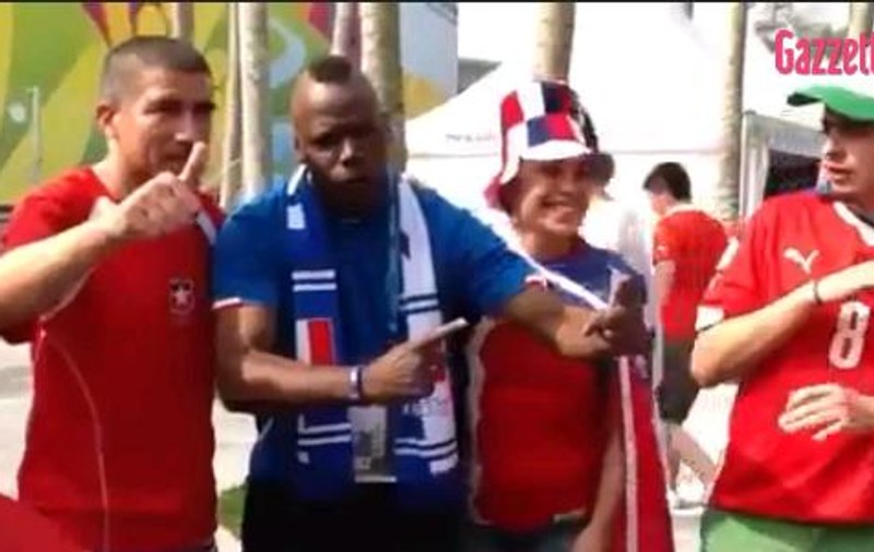 Un fan brazilian al lui Balotelli care seamănă leit cu atacantul italian a stârnit o adevărată isterie