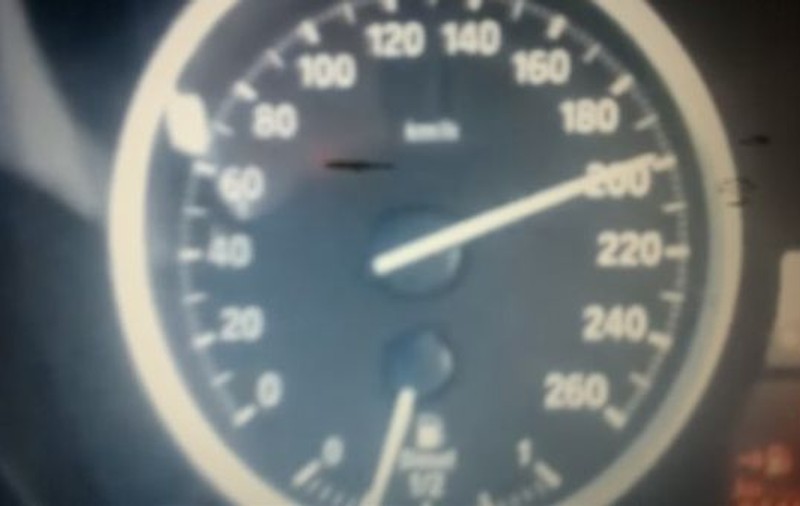 La 16 ani a gonit cu maşina cu 200 km/h
