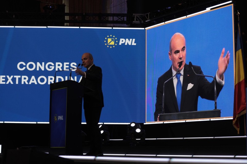 Rareș Bogdan, pe scena din Parlament. „Eu am venit acum trei ani în PNL și am luat o decizie la fel de bună ca atunci când m-am decis să mă însor cu nevastă-mea”, a spus el la un moment dat, când a vorbit despre cum PNL „a reușit să iasă la suprafață” din pandemia de COVID