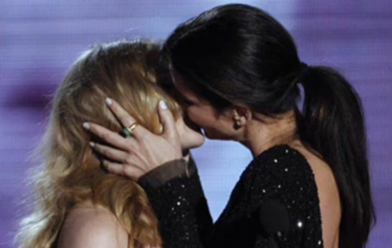 Sărutul dintre Sandra Bullock şi Scarlett Johannson, premeditat!