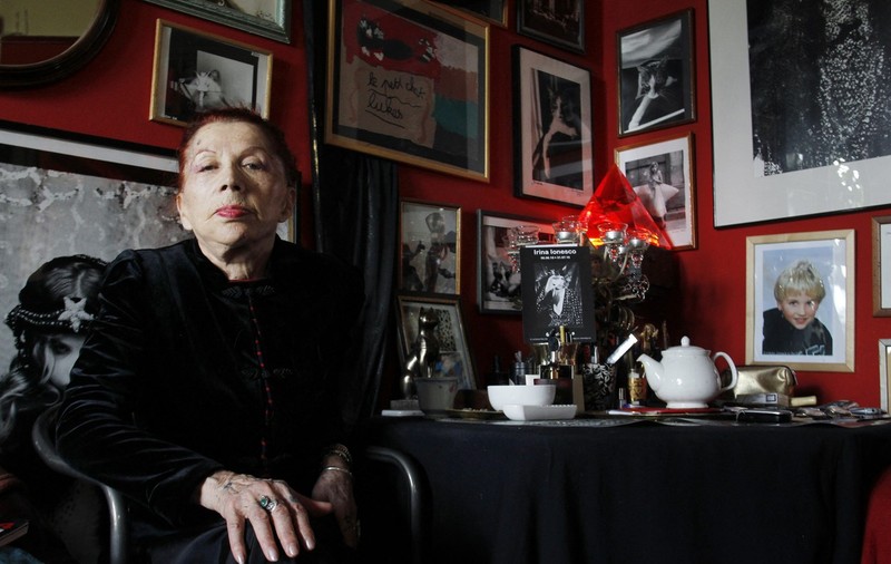 Irina Ionesco, artista cunoscută pentru fotografiile erotice cu fiica ei, a murit. „M-a făcut să sufăr enorm toată viaţa”