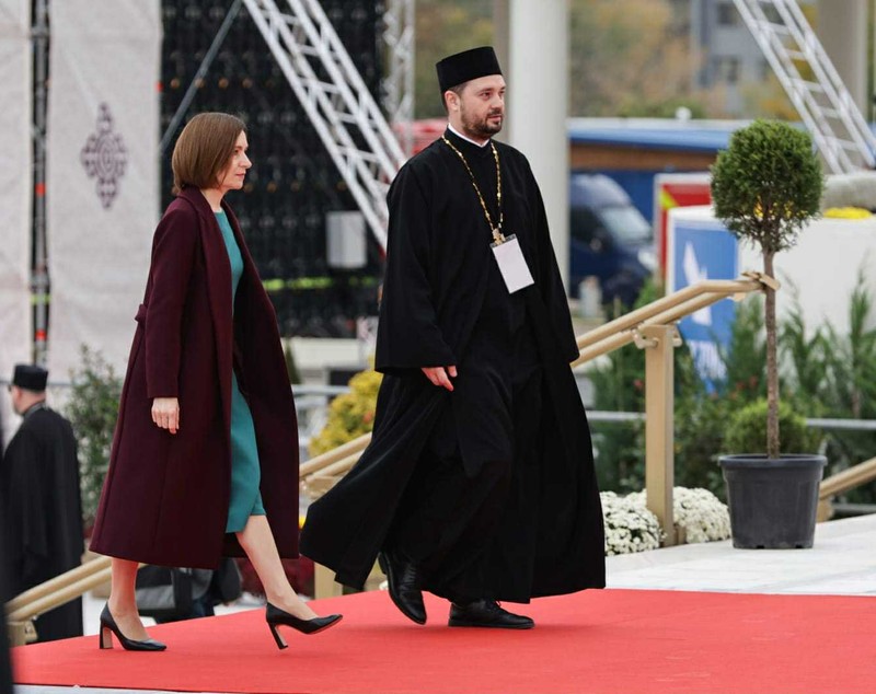 Mirabela Grădinaru, în negru din cap până în picioare la sfințirea Catedralei Mântuirii Neamului. Ce a purtat pe cap partenera lui Nicușor Dan