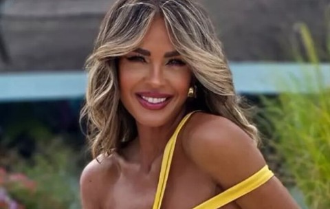 Diana Munteanu și-a arătat vila de lux! 👀 Dressingul vedetei este impresionant: oglindă uriașă și o colecție de genți care fură imediat privirile. Cum arată locuința? Galerie foto