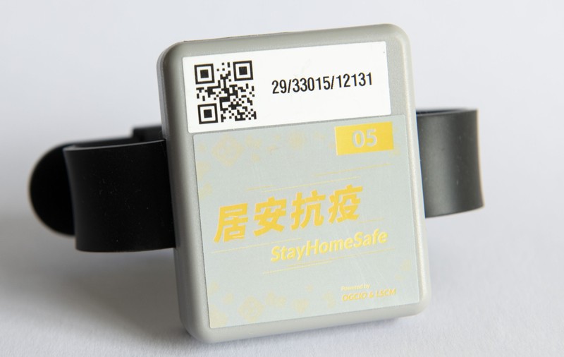 Hong Kong introduce brățări electronice de urmărire pentru bolnavii COVID, la fel ca în China