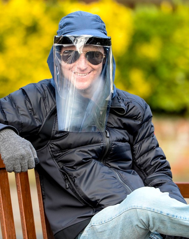 Bărbatul care nu poate ieși din casă fără o cască Hazmat. Moare topit de razele soarelui