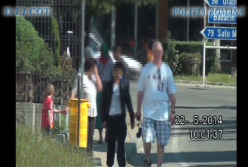 Pedofilul şi victima se plimbau nestingheriţi prin oraş | Foto: captură din filmarea făcută de DIICOT Sălaj
