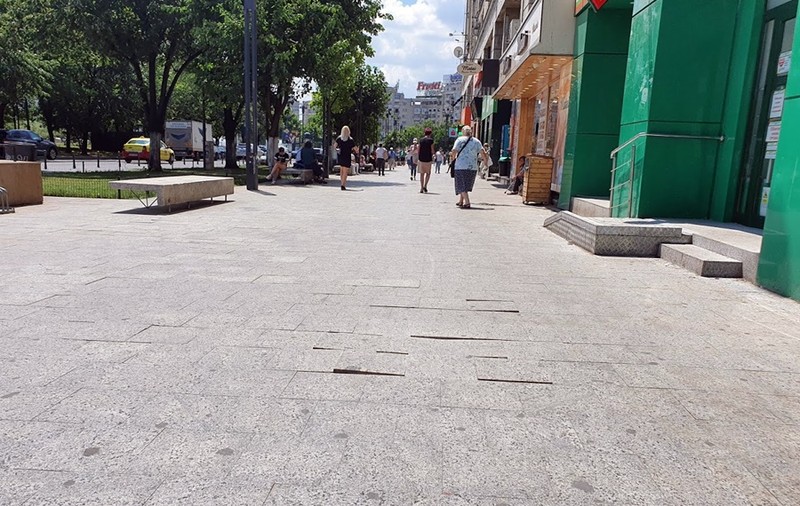 Trotuarul din Piața Unirii din București, la nici un an de la reabilitare: dale de granit desprinse, unele crăpate, altele lipsesc