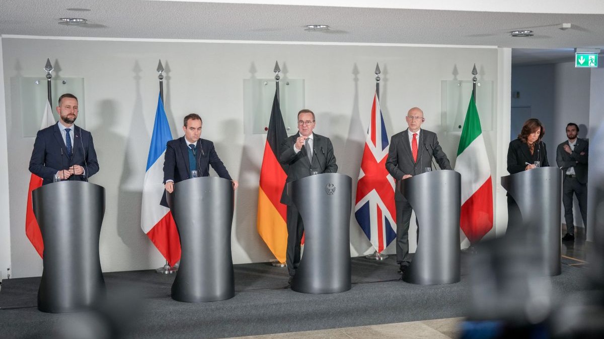 Miniștrii Apărării din Italia, Franța, Marea Britanie, Polonia și Germania în cadrul unei conferințe de presă