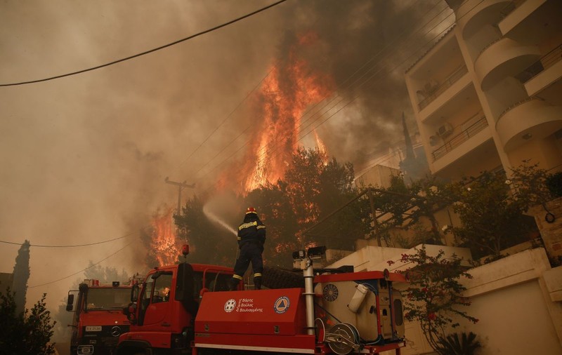 Incendiu violent lângă Atena. „Situația este îngrozitoare și vântul nu ajută”