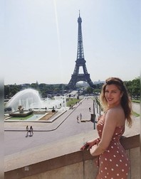 Lora s-a „topit” în vacanța din Paris