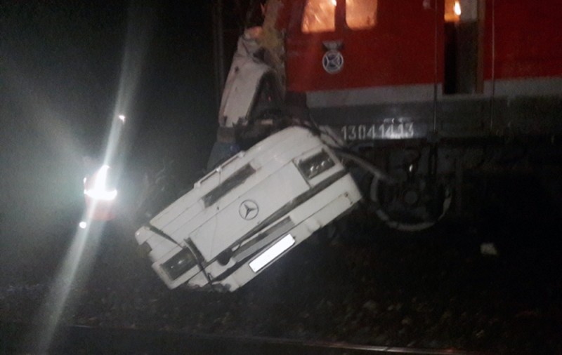 Accident grav în Rusia | Cel puțin 19 oameni au murit, după ce un autobuz a fost lovit de un tren