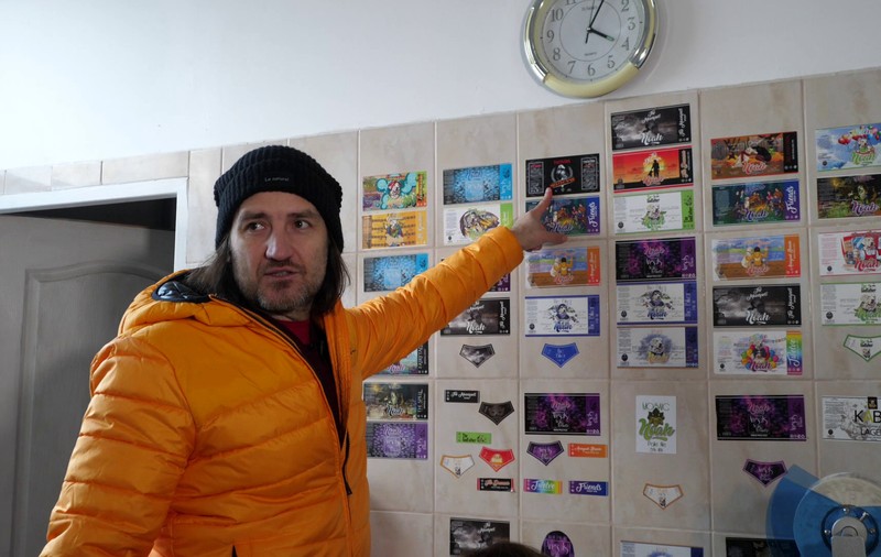 REPORTAJ. Cum a ajuns un fotbalist să facă echipă cu un cățel într-o afacere cu bere artizanală. „Fiecare etichetă îi este dedicată și are o poveste specială”