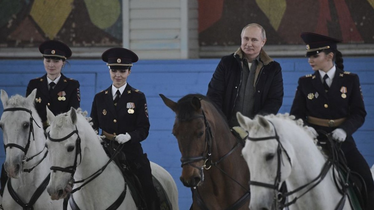 Vladimir Putin a defilat călare împreună cu polițistele din Moscova