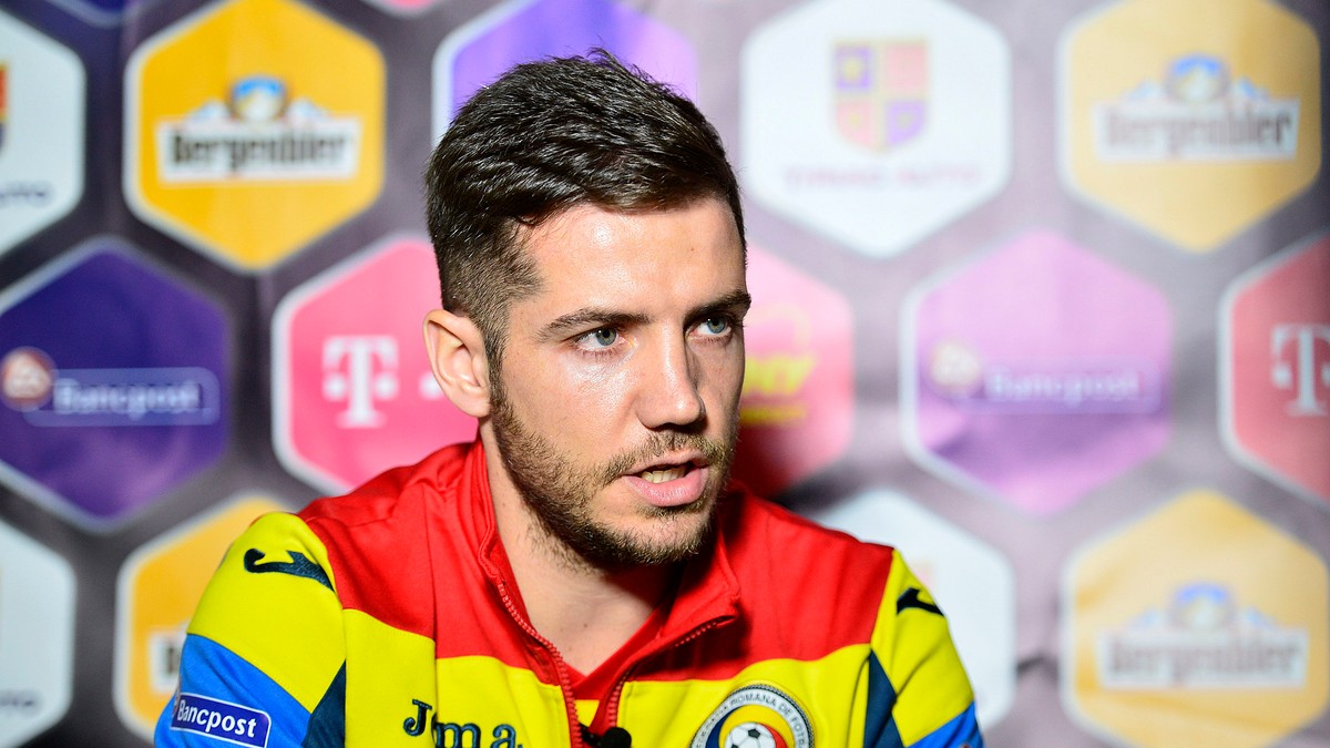 Alexandru Chipciu raspunde intrebarilor adresate de ziaristii sportivi, luni 7 Noiembrie 2016, in timpul unei sesiuni de interviuri la care, componentii reprezentativei nationale de fotbal au participat, la finalul antrenamentului deschis de pe arena FRF din Mogosoaia. MARIAN ILIE/MEDIAFAX FOTO