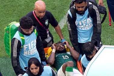 Fotbalistul saudit Yasser Al-Shahrani, după ce a fost lovit de portarul advers în meciul cu Argentina | Foto: Hepta.ro