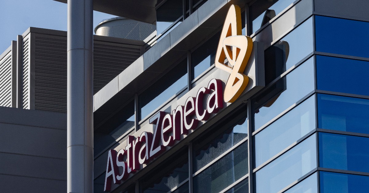 Clădire cu logo-ul companiei farmaceutice AstraZeneca, evidențiat pe fațada din sticlă