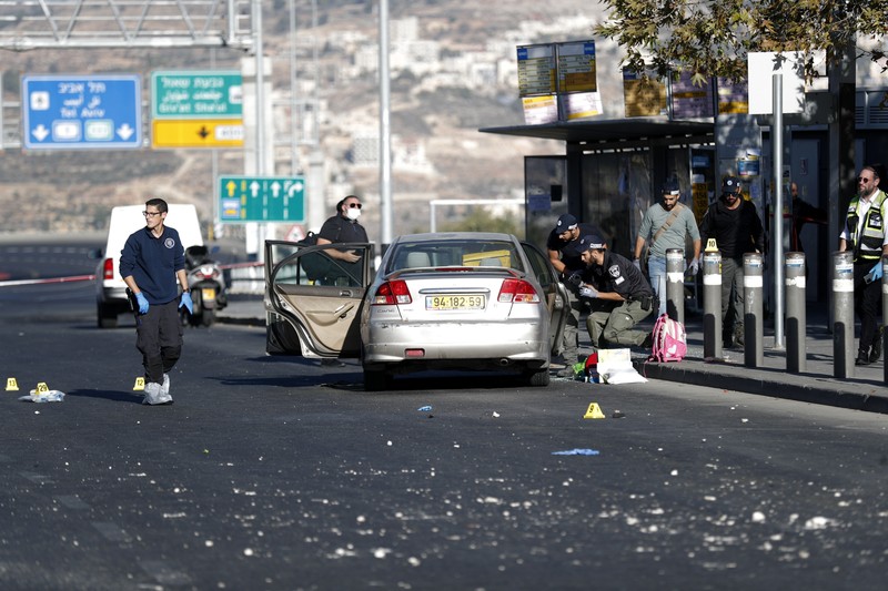 Forțele de securitate israeliene intervin la locul exploziei de la o stație de autobuz de lângă intrarea în Ierusalim. Foto: EPA