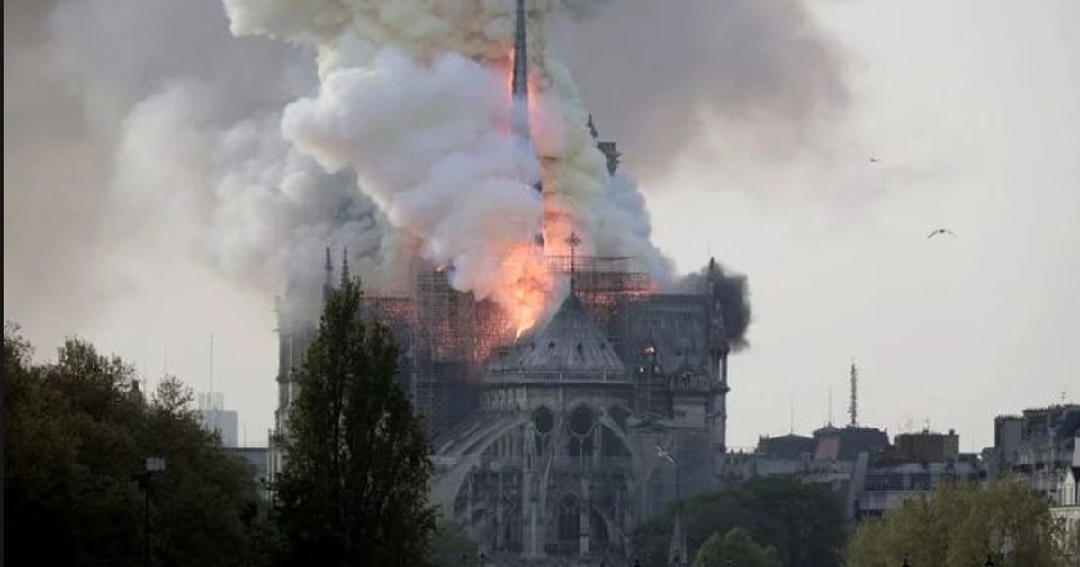 Mai mulți oameni de afaceri au promis că donează aproape un miliard de euro pentru reconstrucția catedralei Notre-Dame care a fost distrusă de un incendiu violent.