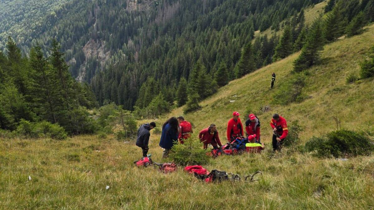 Echipele de medici și salvamontiști în timp ce încearcă să salveze singura persoană rămasă în viață după accidentul din Munții Făgăraș