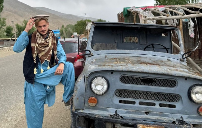 Tânărul ploieștean care a fost două săptămâni în Afganistan pentru a documenta viața sub talibani: „Am stat la grătar cu soldații”